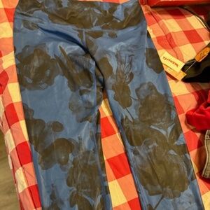 Lululemon Blue and black rose pattern leggings size 10